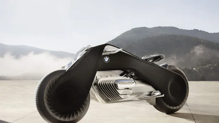 Zum 100-jährigen Firmenjubiläum stellt BMW heuer von jeder Marke des Hauses eine Studie unter dem Motto „Vision Next 100“ vor. Nach BMW, Mini und Rolls-Royce ist jetzt die Motorrad-Sparte an der Reihe. Das Showbike, das in dieser Form frühestens im Jahr 2030 auf den Markt kommen könnte, soll man ohne Helm und andere Schutzbekleidung genießen können – weil es nämlich nicht umfallen kann.