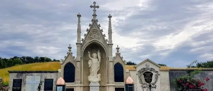 Die aufwendig restaurierte Grabanlage Lutteroth kann am Friedhof in Ehrenhausen besichtigt werden