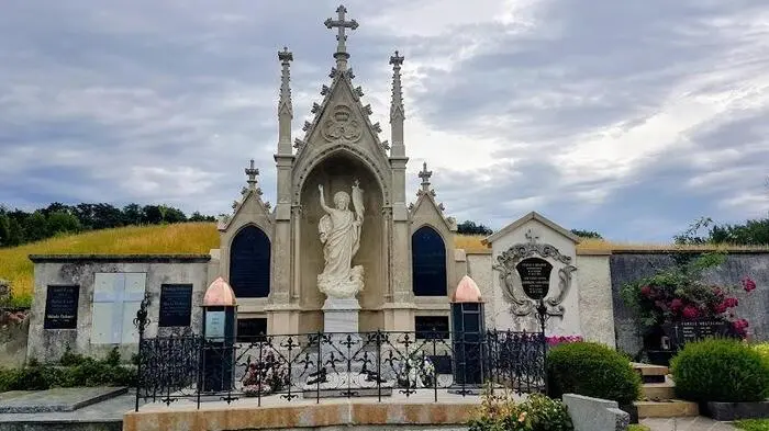 Die aufwendig restaurierte Grabanlage Lutteroth kann am Friedhof in Ehrenhausen besichtigt werden