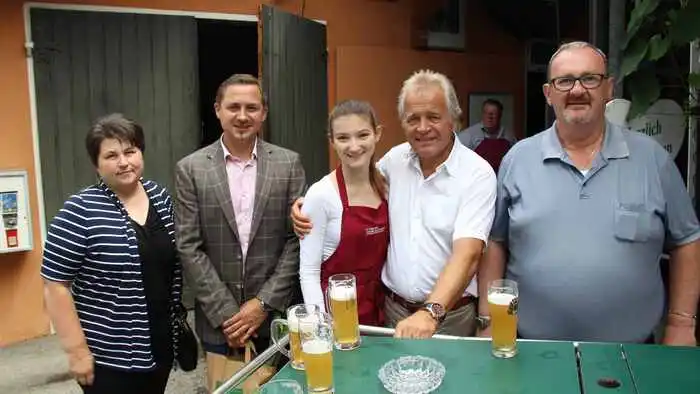 Bürgermeister Hermann Primus mit Juniorchefin Lena Poppmeier (Mitte).