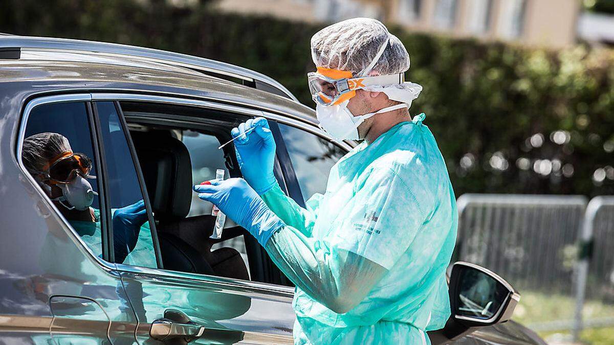 Vier Rot-Kreuz-Mitarbeiter arbeiteten bei der Drive-in-Teststation in Klagenfurt