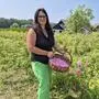 Ulrike Stelzl in ihrem Rosengarten, die diesjährige Ernte ist schon fast geschafft
