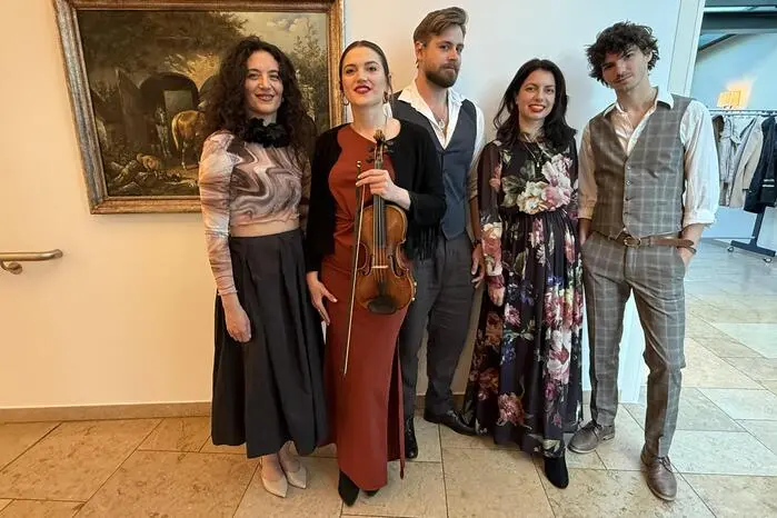 Raffaella della Gemma (Violine, Gesang), Jasmin Meiri (Percussion, Gesang), Florian Gunacker (Kontrabass), Anela Cindrak (Akkordeon) und David Mandlburger(Gitarre) sind allesamt Meister ihres Faches und verschmelzen schon beim ersten Stück zu einer kongenialen musikalischen Einheit.