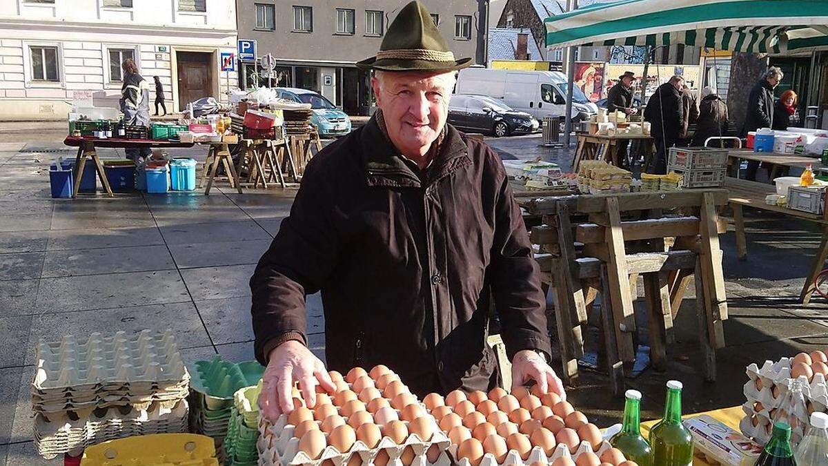 Franz Höfer ist stolz auf die gute Qualität seiner Freilandeier.