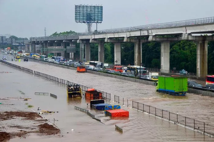Berichte über Verletzte oder Tote in Jakarta gab es zunächst nicht.