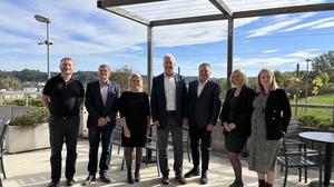 Die Projektbeteiligten rund um Reinhold Höflechner (Bürgermeister Straß in Steiermark, Mitte) und Štefan Žvab (Bürgermeister Šentilj, 3.v.r.)