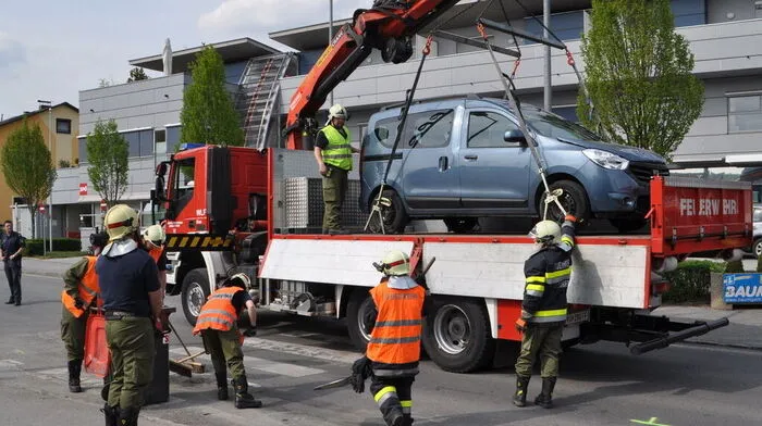 Fahrzeugbergung durch die Freiwillige Feuerwehr Voitsberg
