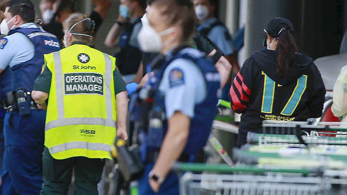 Die Einsatzkräfte vor dem Supermarkt