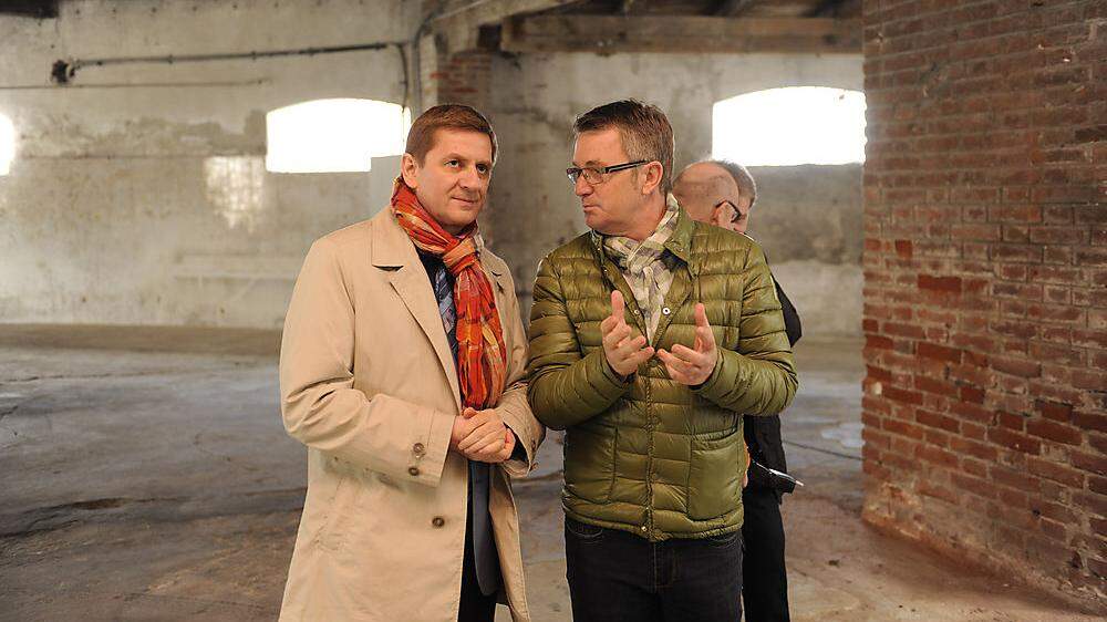 Leobens Bürgermeister Kurt Wallner und Kulturmanager Gerhard Samberger bei einer Begehung der Porubsky-Halle im Jahr 2014