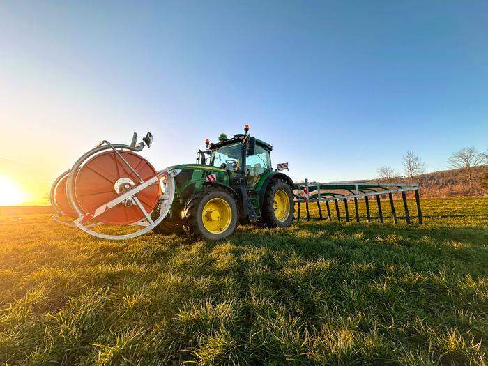 Präzise abgestimmte Schläuche, Kupplungen, Schlauchhaspeln und Pumpstationen ermöglichen die Ausbringung großer Güllemengen