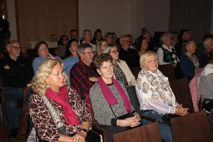 Dem Publikum wurde eine Kirche aus ungewöhnlichen Blickwinkeln mit viel Humor, Musik und pointierten Texten präsentiert.