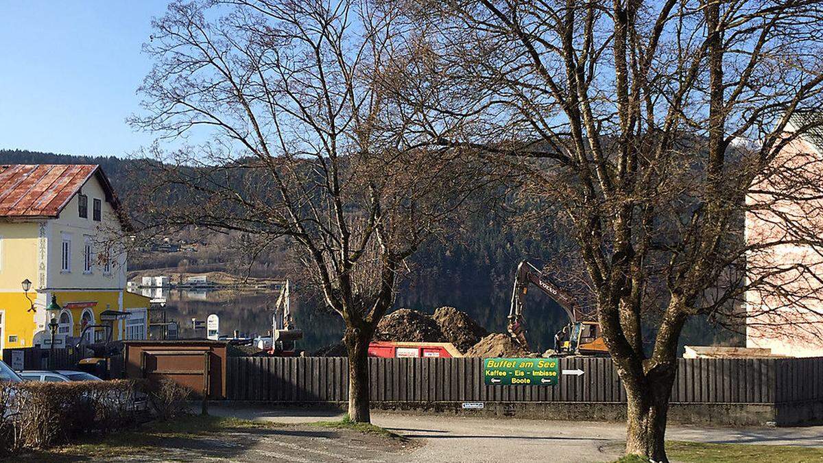 Zwei Bagger rollten auf dem Grundstück am See bereits an