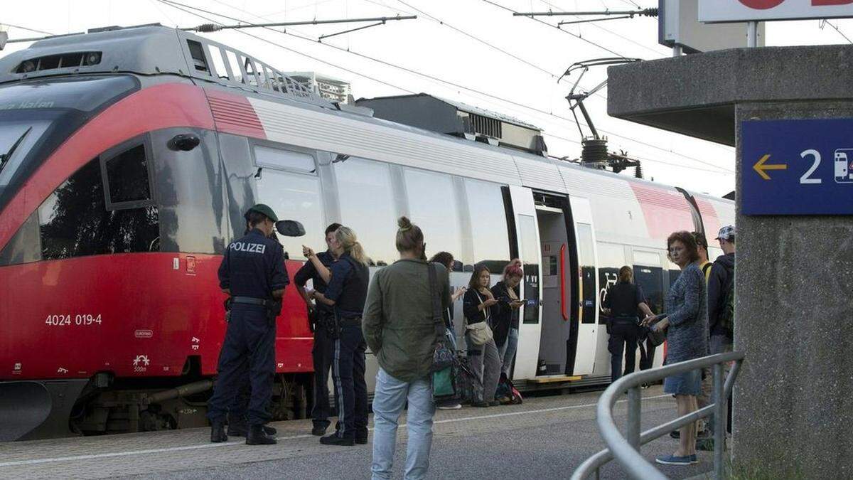 Polizei und Passanten im August 2016 vor dem Regionalzug.