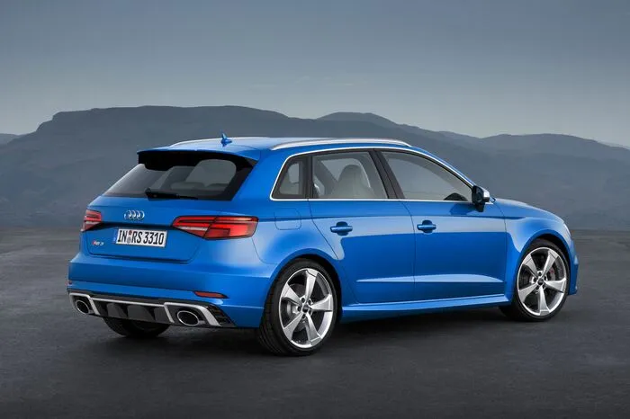 Serienmäßig ist das quattro-Management in das Fahrdynamiksystem „Drive Select“ eingebunden, ebenso wie die Lenkung, das Getriebe, das Motormanagement, die schaltbaren Abgasklappen und das optionale RS-Sportfahrwerk plus mit adaptiver Dämpferregelung.
