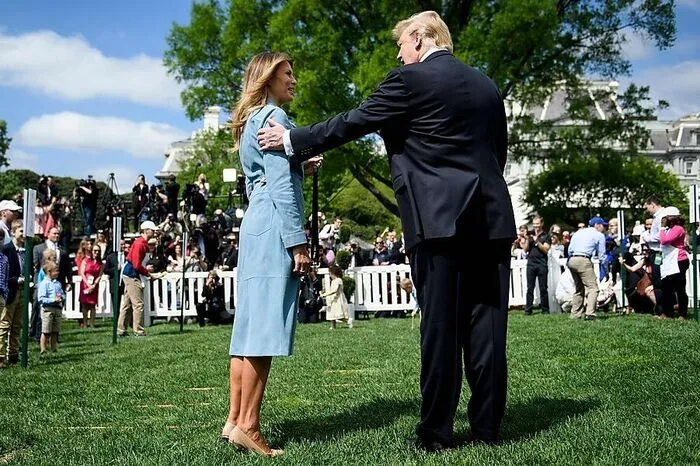 Der US-Präsident, der seine rote Krawatte gegen eine österlich pinkfarbene eingetauscht hatte, dankte der First Lady für die Organisation der Veranstaltung. "Du hast fantastische Arbeit geleistet, Schatz." Offizielle Gastgeberin der 141. Ausgabe des Easter-Egg-Rolls ist First Lady Melania, die in einem hellblauen Mantelkleid erschien.