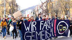 „Wir fahren gemeinsam“: Klima-Demonstranten verbündeten sich mit Busfahrern