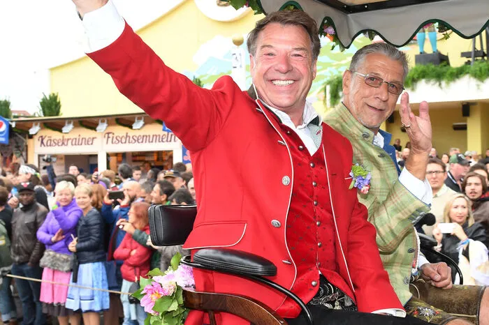 Der Schlagersänger Patrick Lindner (links) besucht die Wiesn gemeinsam mit Lebensgefährten Peter Schäfer
