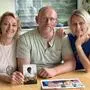 Ingrid, Hannes und Eva Lenz mit Erinnerungsbildern ihrer Mutter Theresia Lenz, die am 23. April 2026 starb