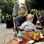 Ein Spaziergang mit gemeinsamen Frühstück gehört zum gemeinsamen Morgenritual von David Frank und seinem Sohn Lukas