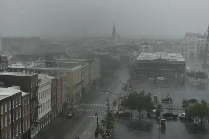 Im gesamten Stadtgebiet sei infolge des Hurrikans der Strom wegen "katastrophaler Netzschäden" aus, erklärte der regionale Stromversorger Entergy New Orleans.