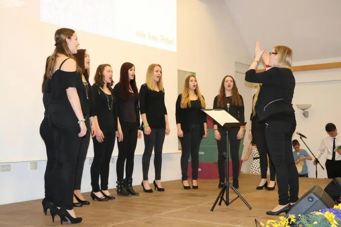 Ein Höhepunkt des Bezirksjugendsingens war die Darbietung des Mikrofonenensembles "Pure Voices" des BORG Birkfeld. Mit ihren Liedern "Der oane Summa" und "Fix You" sorgten sie für Gänsehaut im Publikum.