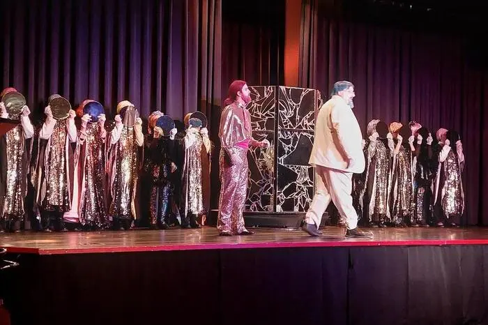 Auf der Bühne stehen 21 Darstellerinnen und Darsteller sowie der Chor des Stadttheaters Murau.