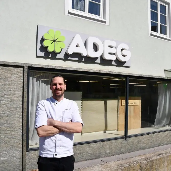 Die Auslage ist bereits ausgeräumt, die Regale nach einem Abverkauf so gut wie leer: Gernot Glanzer vor seinem Geschäft, das er sechs Jahre lang betrieben hat