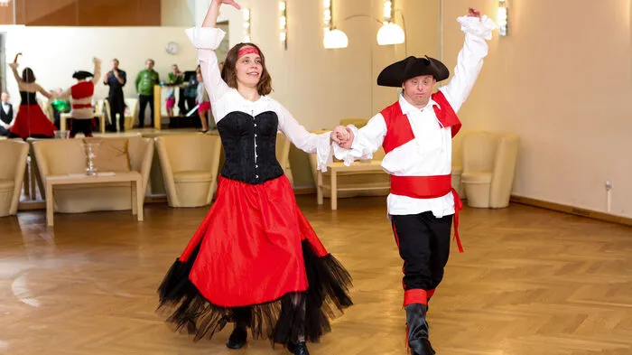 Joachim Lampel (34) und Miriam Strasser (22) tanzen als Piraten