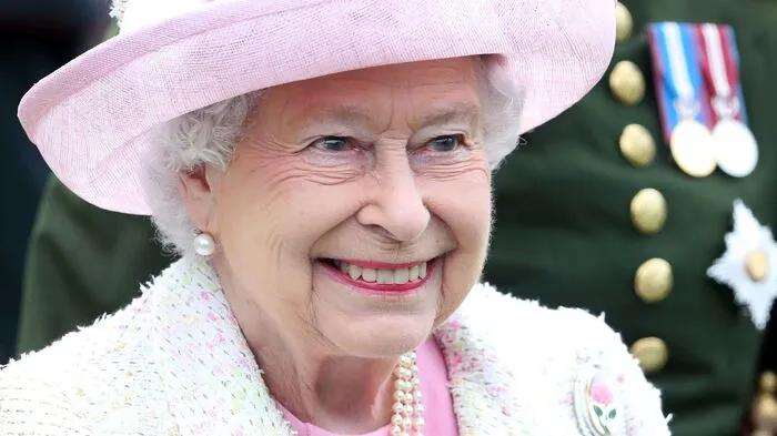 Jeden Sommer richtet Queen Elizabeth II. drei Feste im Buckingham-Palast aus, sowie eines im schottischen Holyrood Palast in Edinburgh....