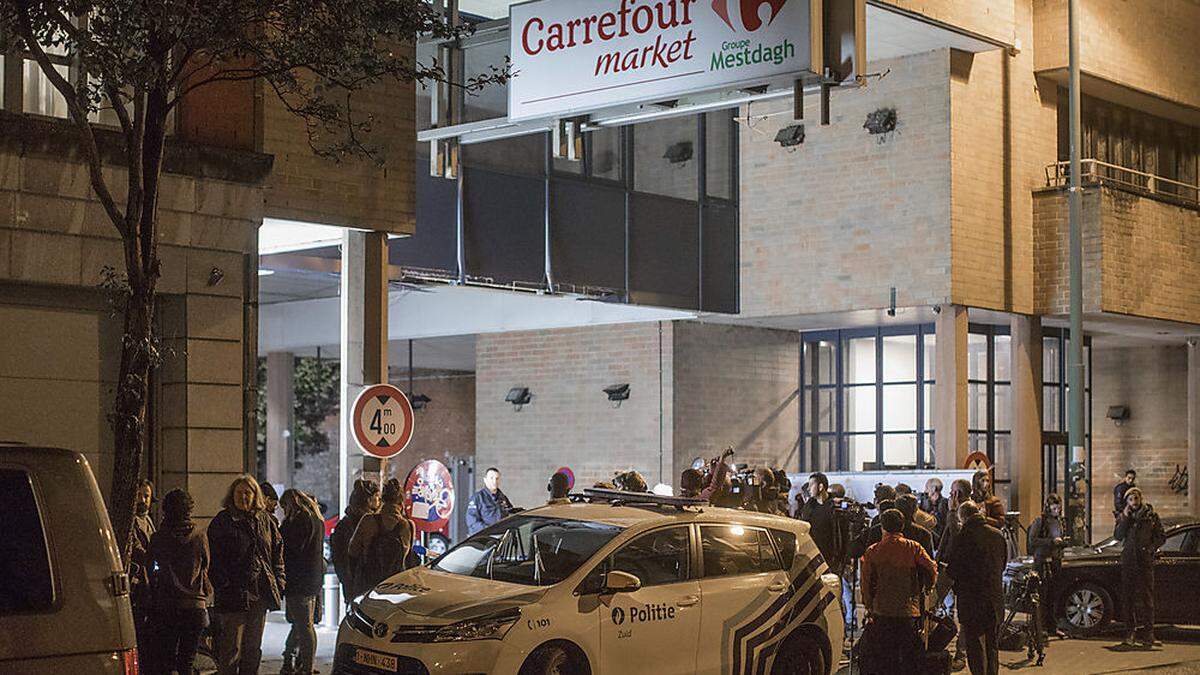 Polizisten vor dem betroffenen Carrefour-Supermarkt.