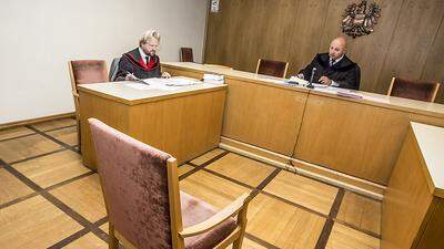 Staatsanwalt und Richter warteten vergeblich, der Sessel für die Angeklagte blieb leer