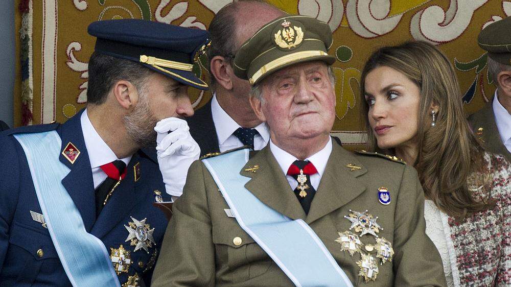 Ein Bild aus besseren Tagen: Juan Carlos, damals noch amtierender spanischer Monarch, mit Kronprinz Felipe, jetzt König, und dessen Frau Letizia im Jahr 2012