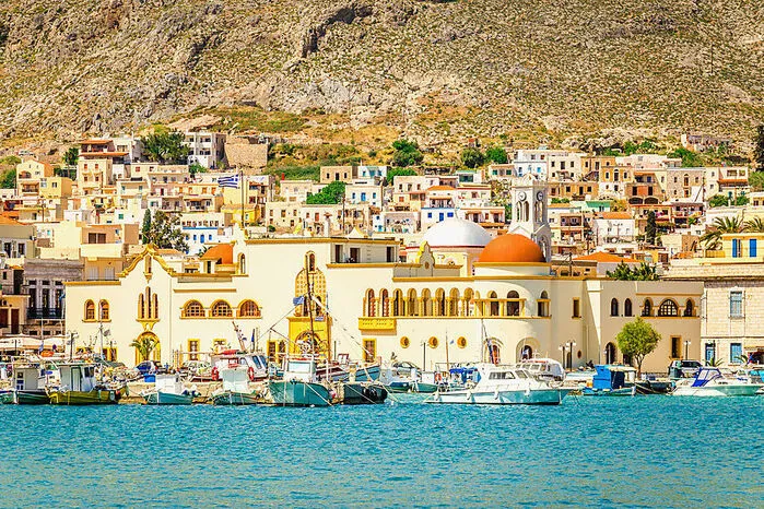 Sie ist die Insel der Kletterer und Taucher: Kalymnos. Die einen zieht es auf der Dodekanasinsel in die steilen Felswände, die anderen unter Wasser, um Schiffswracks am Meeresgrund zu erkunden. Mit dem Esperidon findet man auf der Insel einen der schönsten Fjorde Griechenlands. Lohnend ist ein Ausflug auf die vorgelagerte Insel Telendos mit ihren antiken Ruinen.
