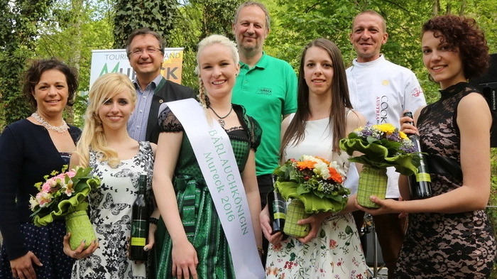 Nach vielen Bärlauchgenüssen baten die Veranstalter rund um Matthias Batruel und Andreas Kügerl die Gäste zur Wahl der Bärlauchkönigin, der sich Julia Katharina Rohrbacher, Anna Heller, Sarah Maier und Nicol Tschinkel stellten. Nach der Kür wird nun „Bärlauchkönigin Julia I.“ Bürgermeister Anton Vukan bei festlichen Anlässen zur Seite stehen.