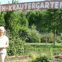 Ursula Gerhold in dem neuen TEH-Kräutergarten, in dem regionale Heilpflanzen gedeihen	 
