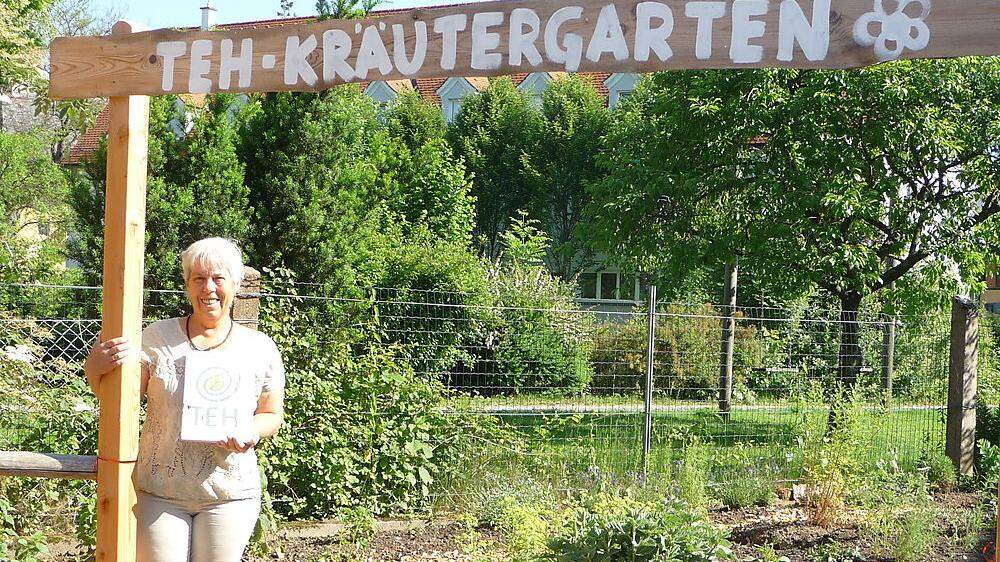 Ursula Gerhold in dem neuen TEH-Kräutergarten, in dem regionale Heilpflanzen gedeihen	 