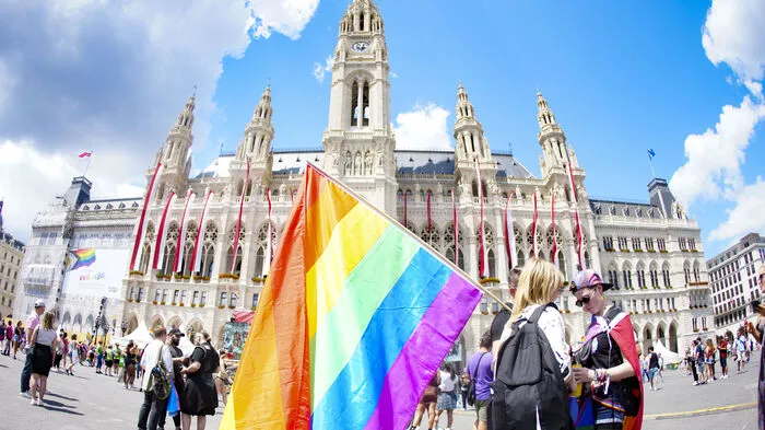 Die Regenbogenparade fand heuer zum 27. Mal statt. Los ging es gegen 13.00 Uhr vom Burgtheater - der Abschluss findet auf dem Rathausplatz statt. Klicken Sie sich durch die Galerie.