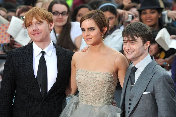 Emma Watson und Rupert Grint (links): Lange hatten die Fans auf den Kuss warten müssen - wäre es nach den beiden gegangen, hätte es noch viel länger dauern können. Wie Rupert Grint in einem Interview erzählte, war es, als küsse er seine Schwester.
