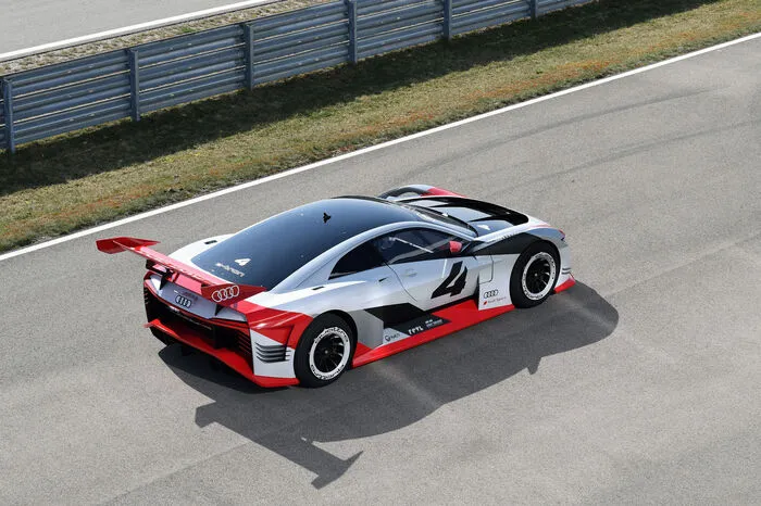 Demnächst ist die Studie „e-tron Vision Gran Turismo“ als Renntaxi in der Formel E im Einsatz, in der Audi ja seit 2017 an den Start geht.