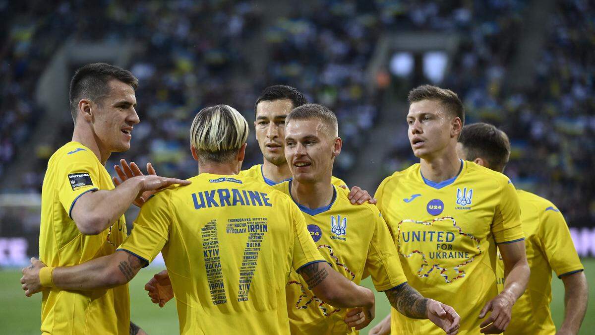 Die Spieler der Ukraine wollen im WM-Play-off gegen Schottland jubeln