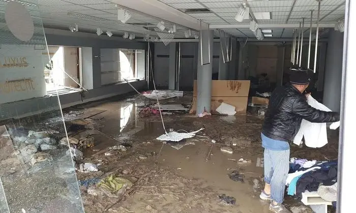 Besonders schlimm getroffen wurde dieses Geschäft - hier sieht man es am Sonntag, bereits einigermaßen ausgeräumt