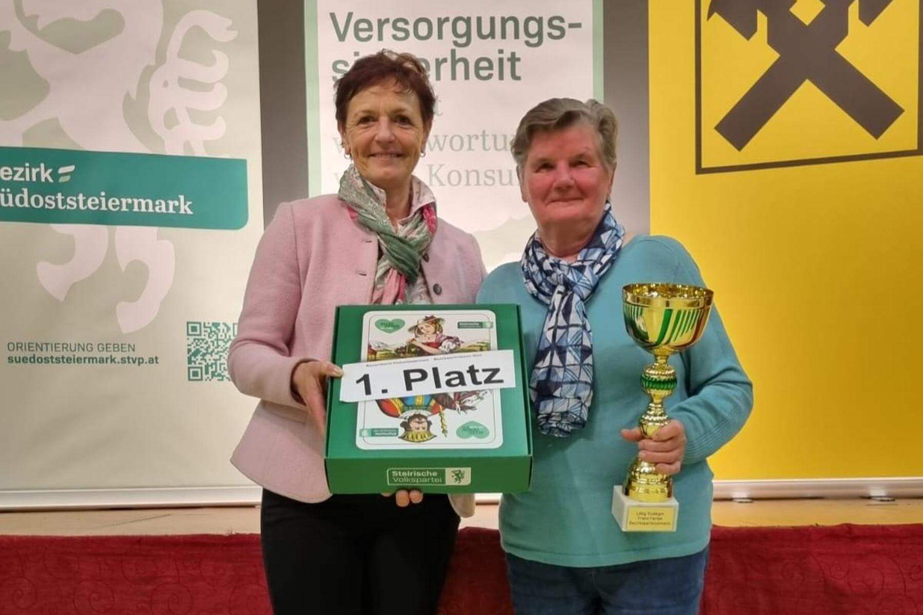 Erstmals Frau gewonnen: 82-Jährige holte sich bei ihrem ersten Preisschnapsen direkt den Sieg