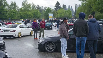 Faszination Auto. Zwischen Faak und Velden pendeln die technikaffinen PS-Touristen, um nach Sonderbauten Ausschau zu halten