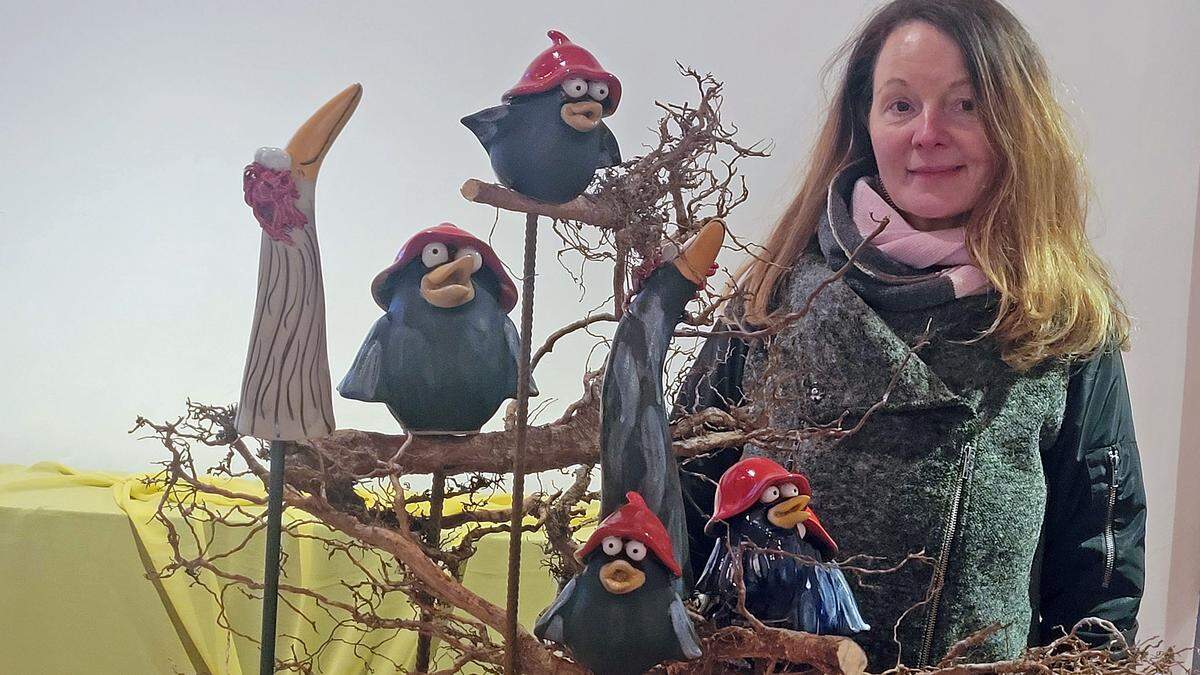 Organisatorin Silvia Hartleb mit den &quot;verrückten Vögeln&quot; von Keramikerin Maria Schuster-Pletz