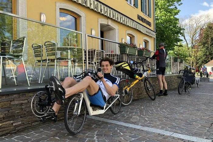 "Anders als beim herkömmlichen Fahrrad kann ich am Liegerad den Ausblick auf die Natur genießen", meint der Zivildiener Jakob Ortner. "Man spürt das Fahren viel stärker und man merkt, welche Strecken man zurücklegt." Zur Maturareise nach Kroatien fuhr der Grazer übrigens ebenfalls mit dem Rad. In einem Tag und einer Nacht. 