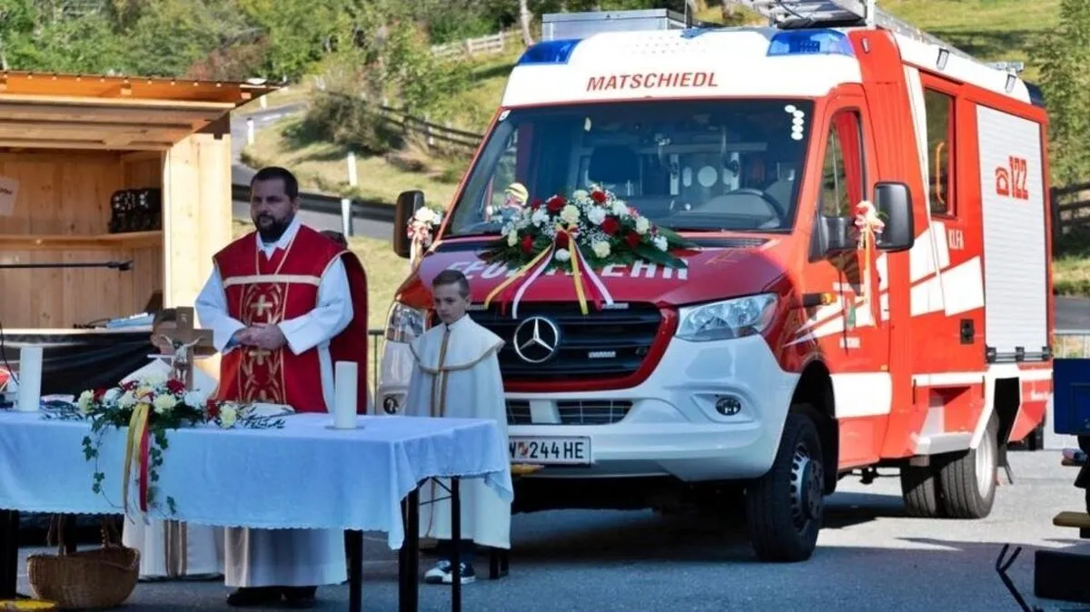 Pfarrer Marcin Mrawczyński bei der Segnung des neuen Fahrzeuges