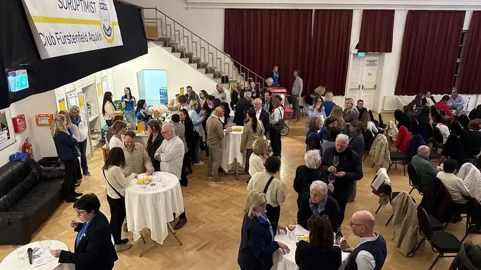 Unter dem Titel „It´s Movie time“ luden die 30 Soroptimistinnen des Clubs Fürstenfeld AquVin am diesjährigen Weltfrauentag nicht nur zu einem unterhaltsamen Filmabend ins Grabher-Haus, sondern die Gäste und natürlich die Clubschwestern selbst waren dazu aufgerufen, in zwei verschiedenen Schuhen zu kommen.