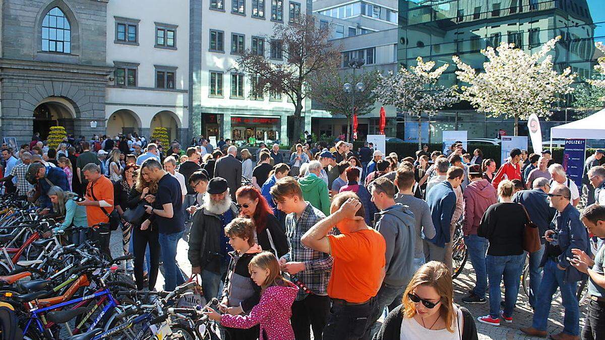 Bei der Fahrradversteigerung herrscht alljährlich reges Interesse 