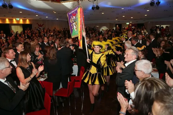 Klicken Sie sich hier durch weitere Fotos der Premierensitzung.
