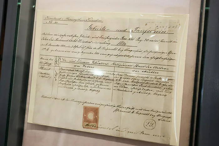Geburtsurkunde von Robert Musil, ausgestellt von der katholischen Diözese Gurk. Geburtstort: St. Ruprecht bey Klagenfurt.
